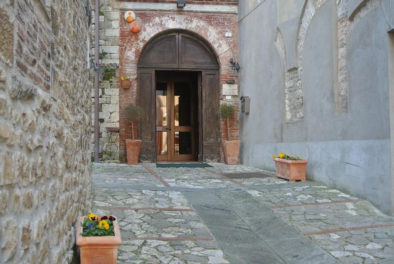 Отель Monastero Ss. Annunziata Тоди Экстерьер фото The entrance of the church of San Pietro