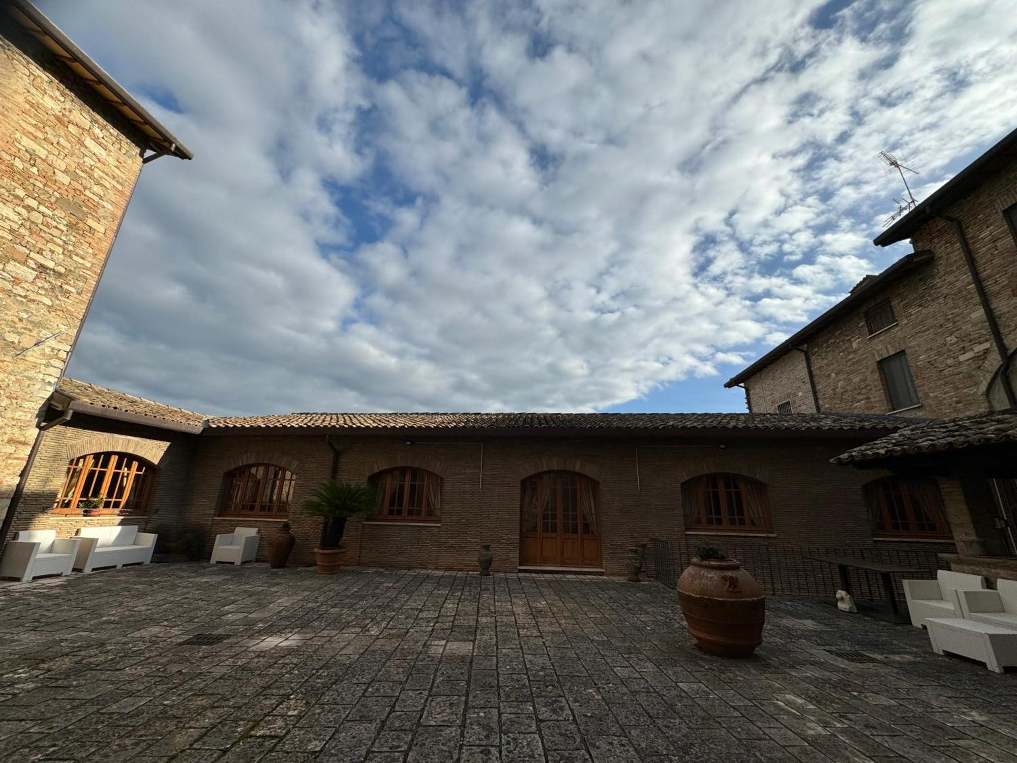 Отель Monastero Ss. Annunziata Тоди Экстерьер фото The courtyard of the museum