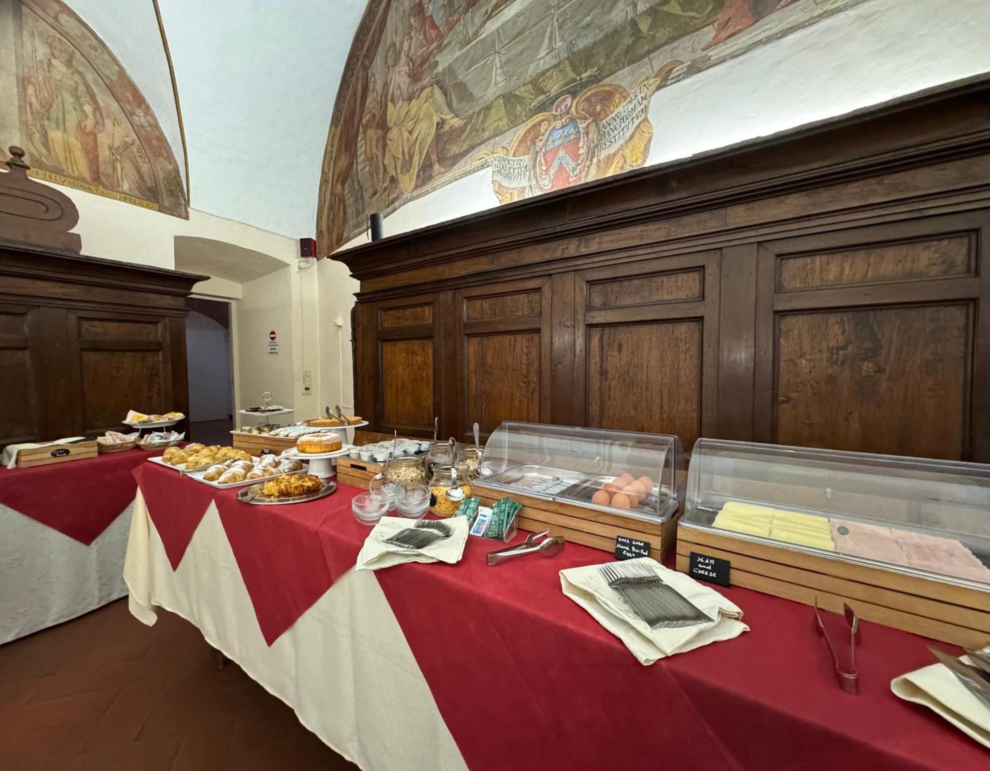 Отель Monastero Ss. Annunziata Тоди Экстерьер фото The buffet at the 2019 edition of the festival