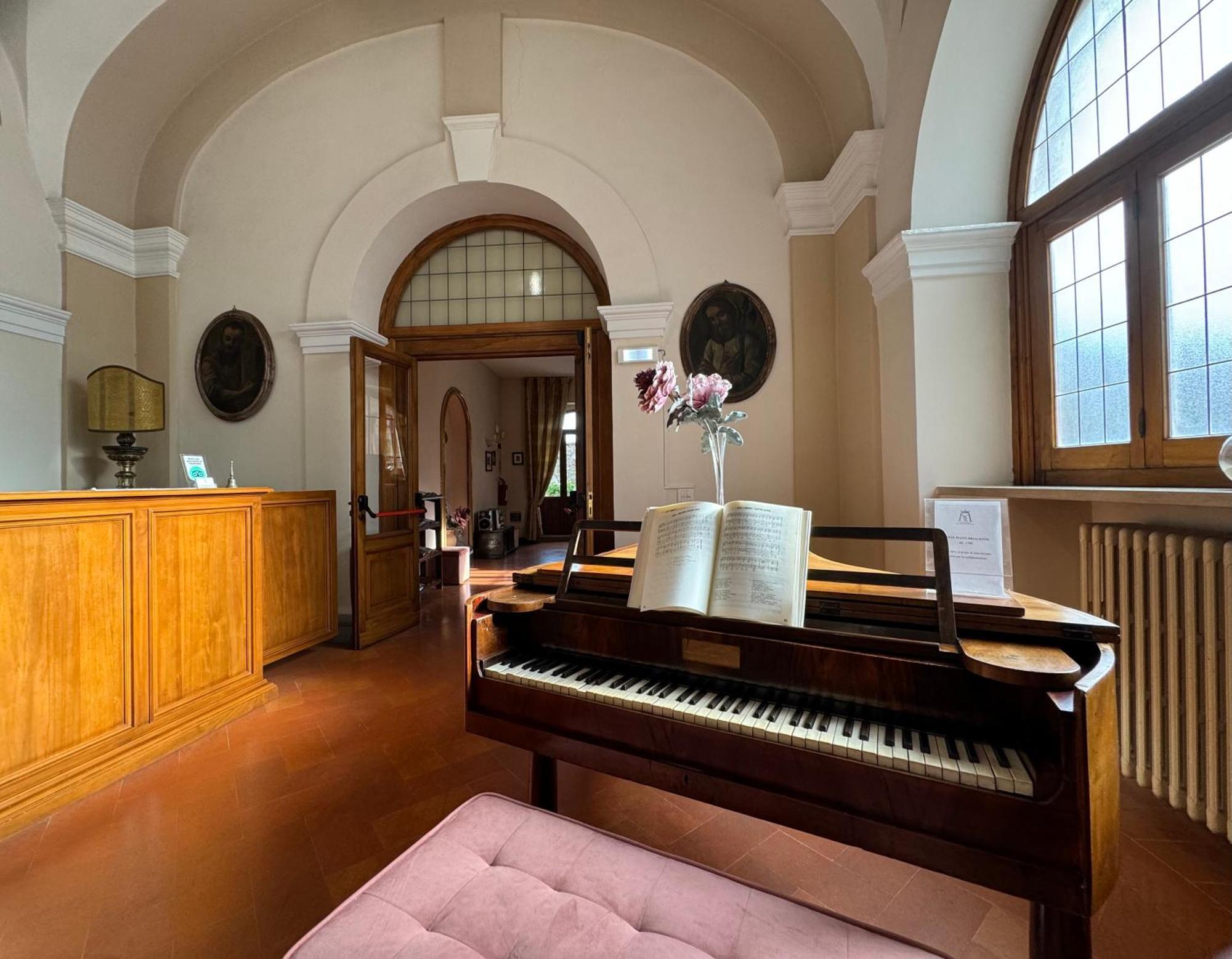 Отель Monastero Ss. Annunziata Тоди Экстерьер фото The piano room